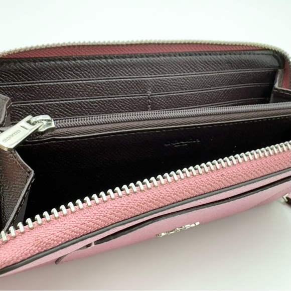 Coach Crossgrain Leather Accordion Zip Wallet
Metallic Antique Blush F21068 - Picture 12 of 15